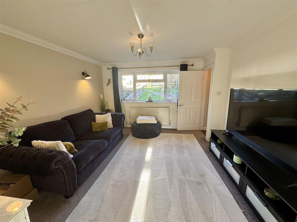 Property photo 3 of 13 Living Room (2/2)