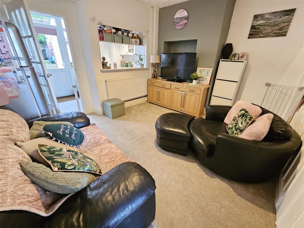 Property photo 3 of 21 Sitting Room (2).Jpg