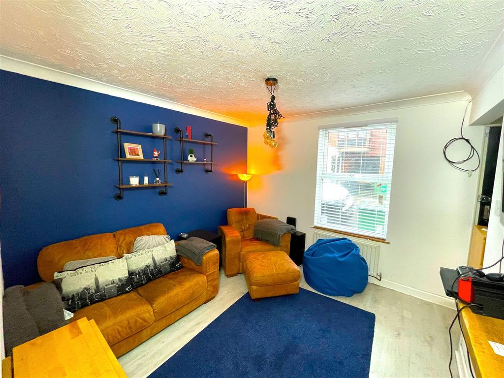 Property photo 3 of 10 7 Br - Living Room.Jpg