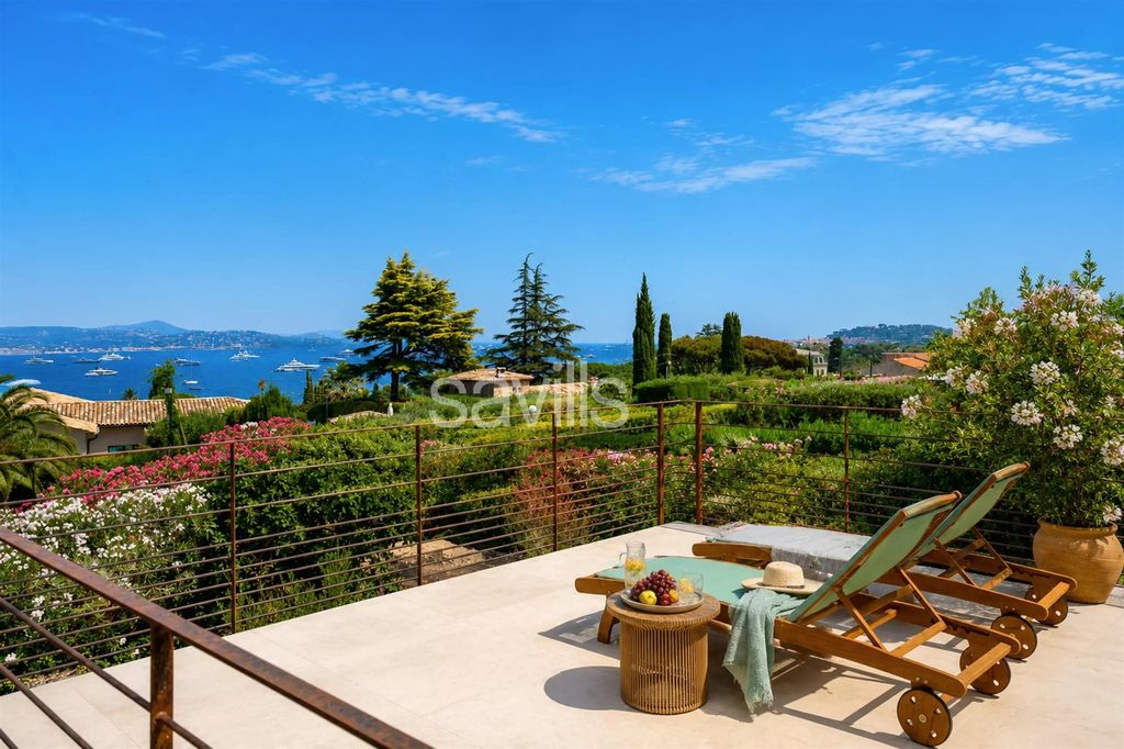 Property photo 1 of 18 Stunning Renovated Villa With Sea Views, Located In A Private Domain.