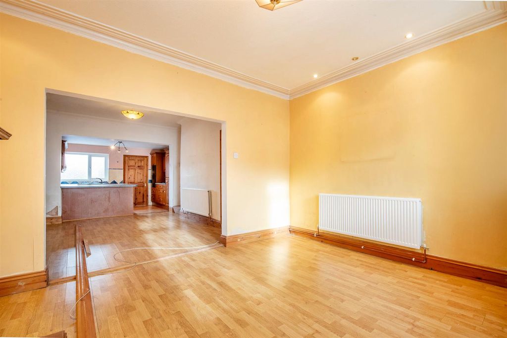 Property photo 3 of 16 Lounge