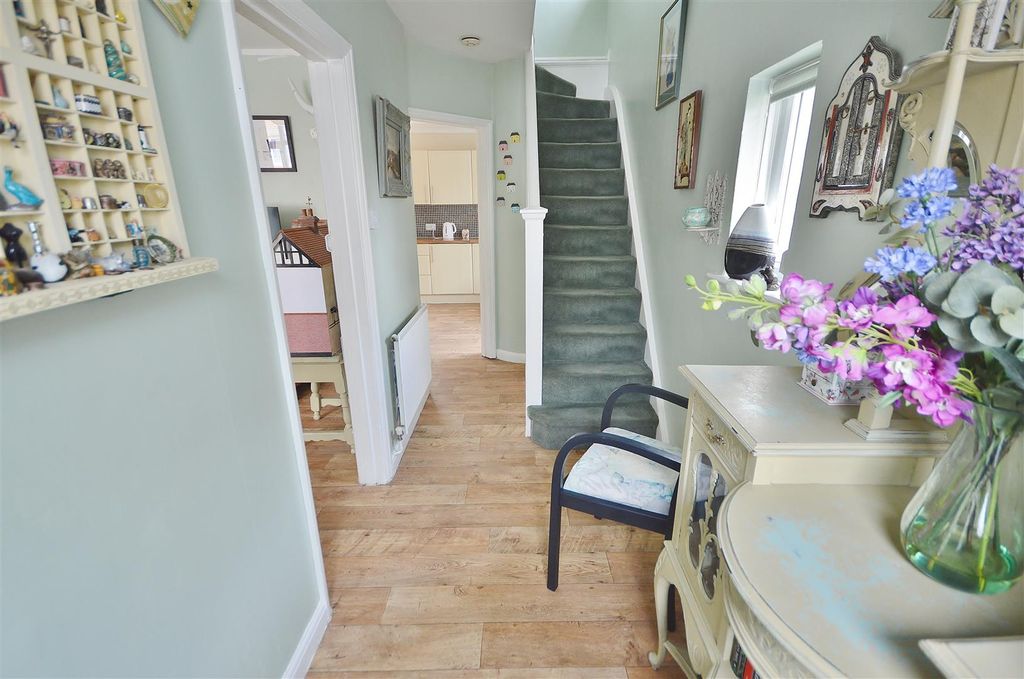Property photo 3 of 21 Entrance Hallway