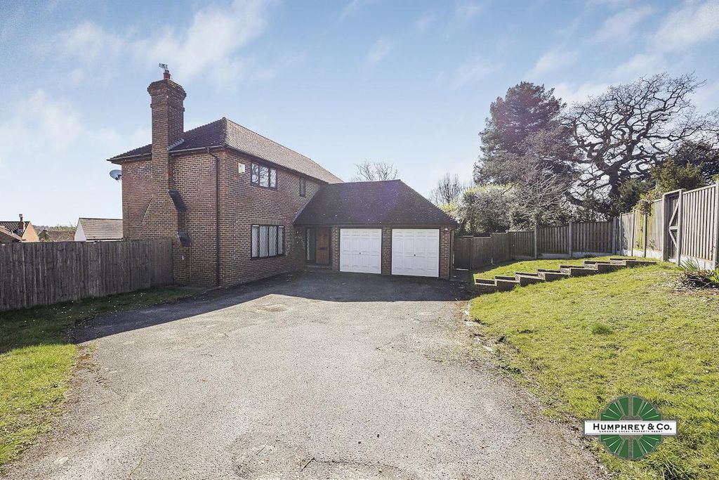 Property photo 2 of 25 12A  Alderton Close, Loughton -020-1200.Jpg