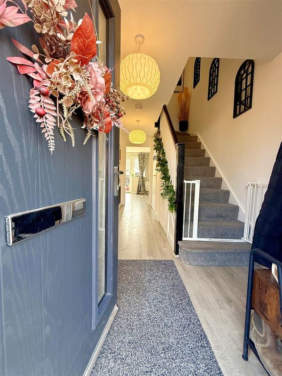 Property photo 3 of 18 Hallway.Jpg