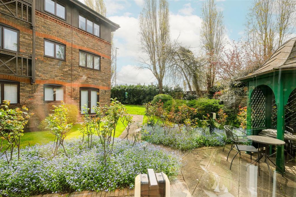 Property photo 2 of 19 40 Winningales Court-15.Jpg