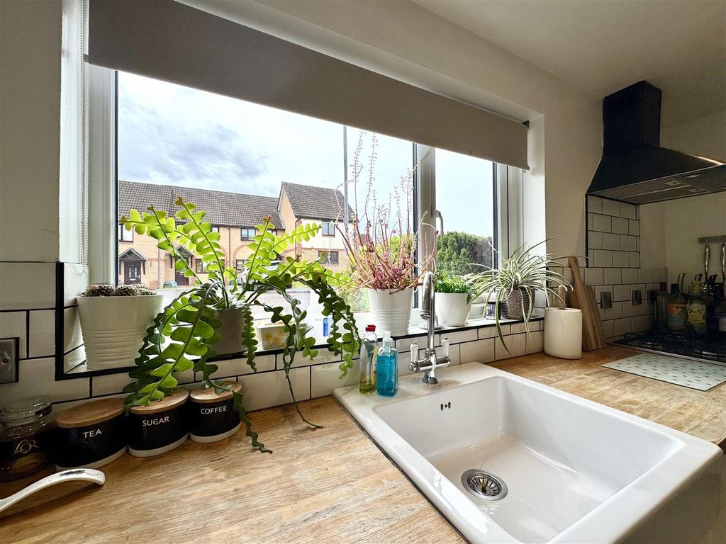 Property photo 3 of 17 Kitchen