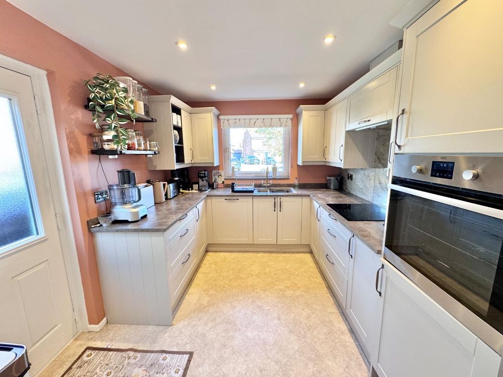 Property photo 3 of 26 Kitchen