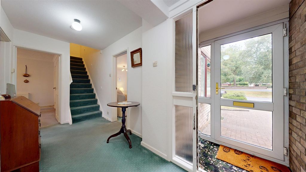 Property photo 3 of 33 Burrows Lane Hallway