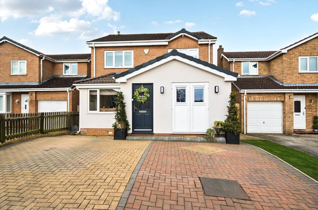 Property photo 1 of 21 Poppy Close.Jpg