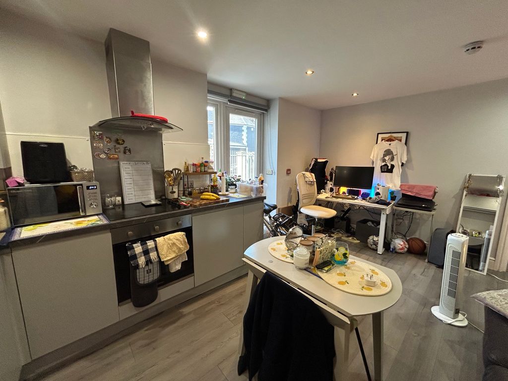 Property photo 3 of 6 Living/Kitchen