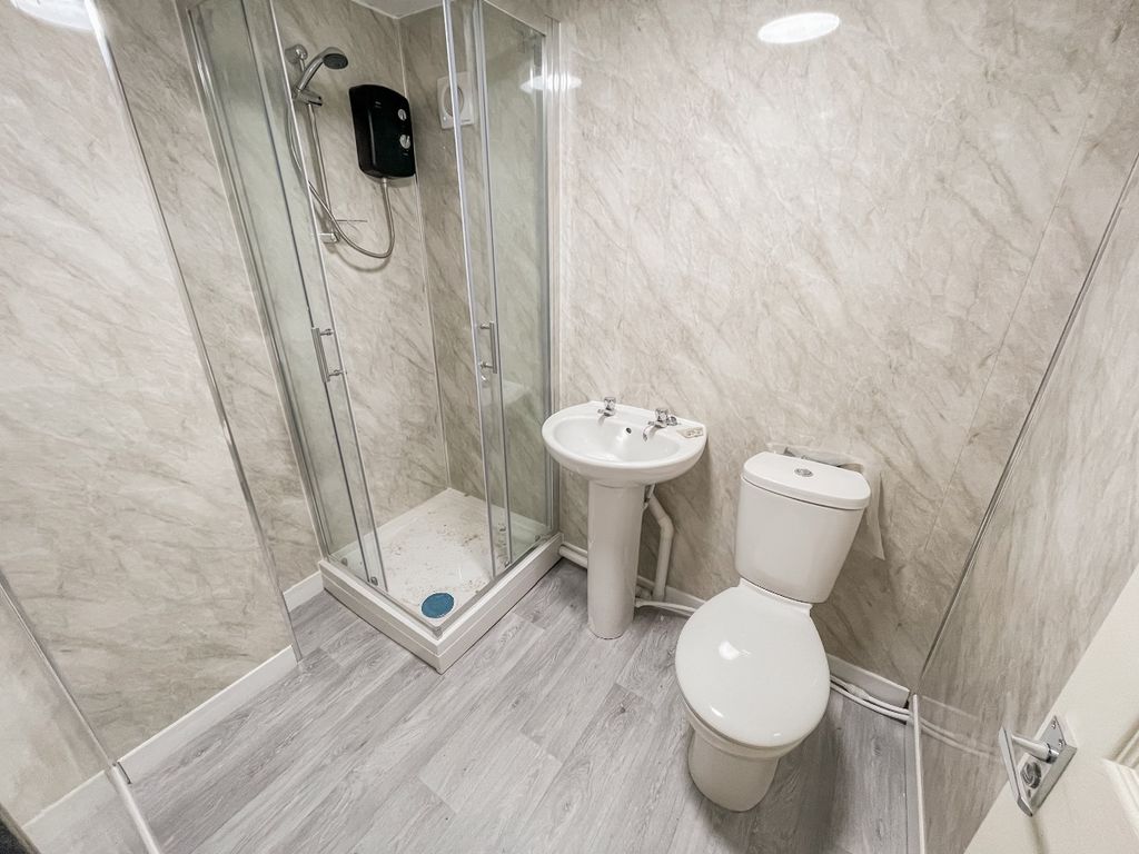 Property photo 1 of 6 Bathroom