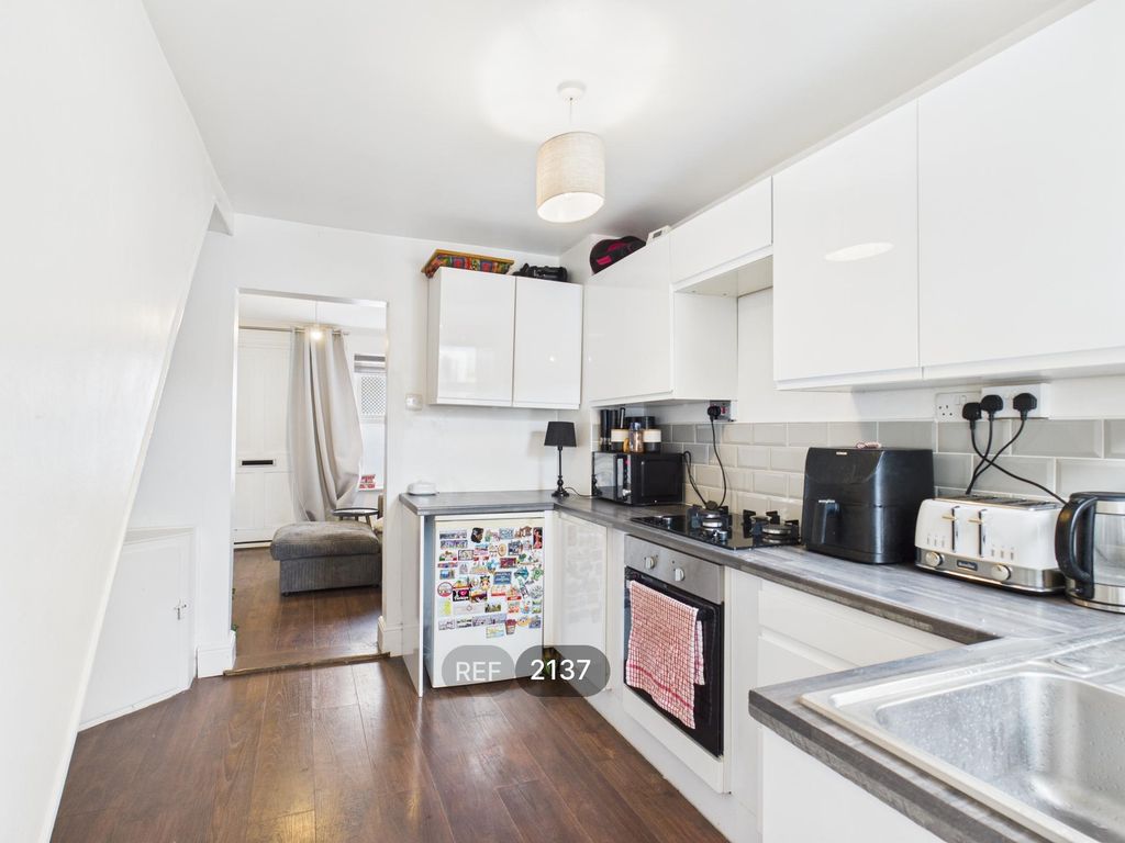 Property photo 3 of 12 Kitchen