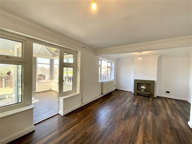 Property photo 3 of 18 Lounge