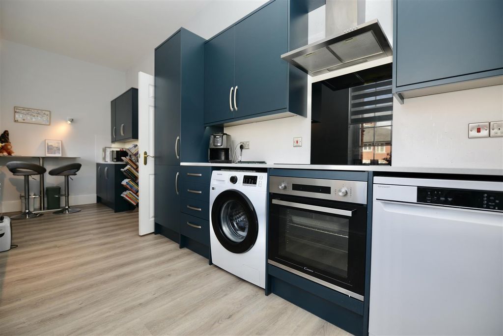 Property photo 3 of 15 F35A500E-0722-460E-Bfe5-9A50772081CC_1_201_A.Jpeg