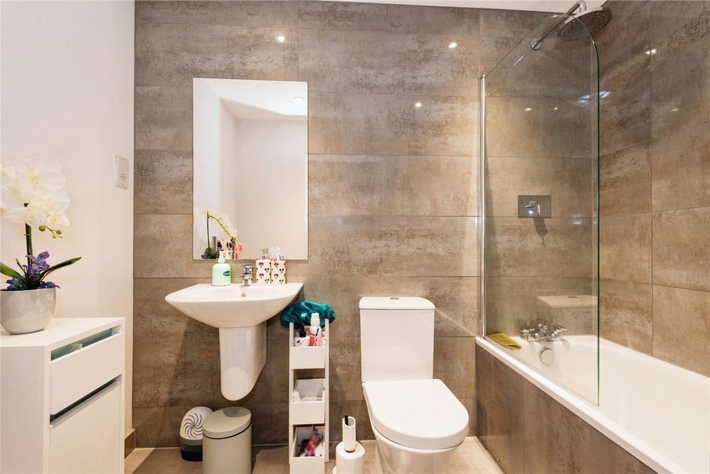 Property photo 2 of 11 Bathroom