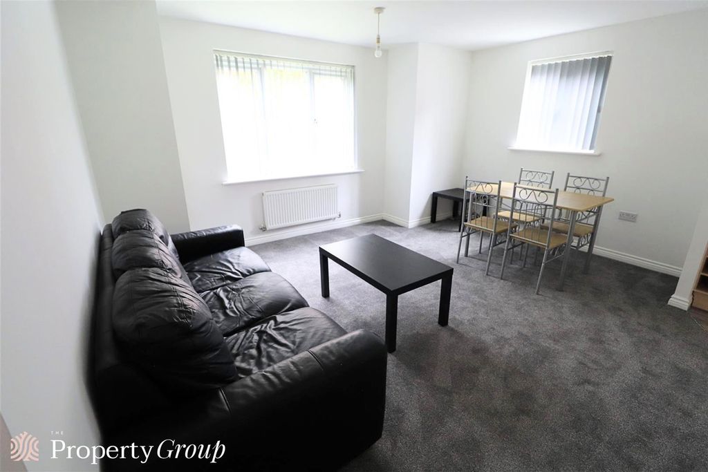 Property photo 3 of 12 79 Signet Square (9).Png