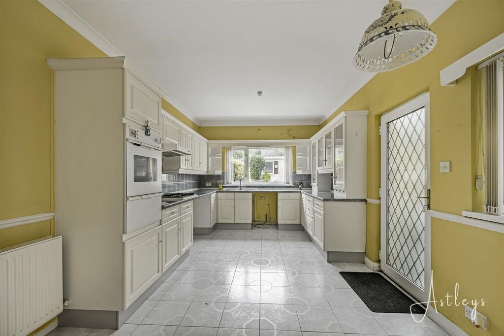 Property photo 3 of 17 Kitchen/Breakfast Room