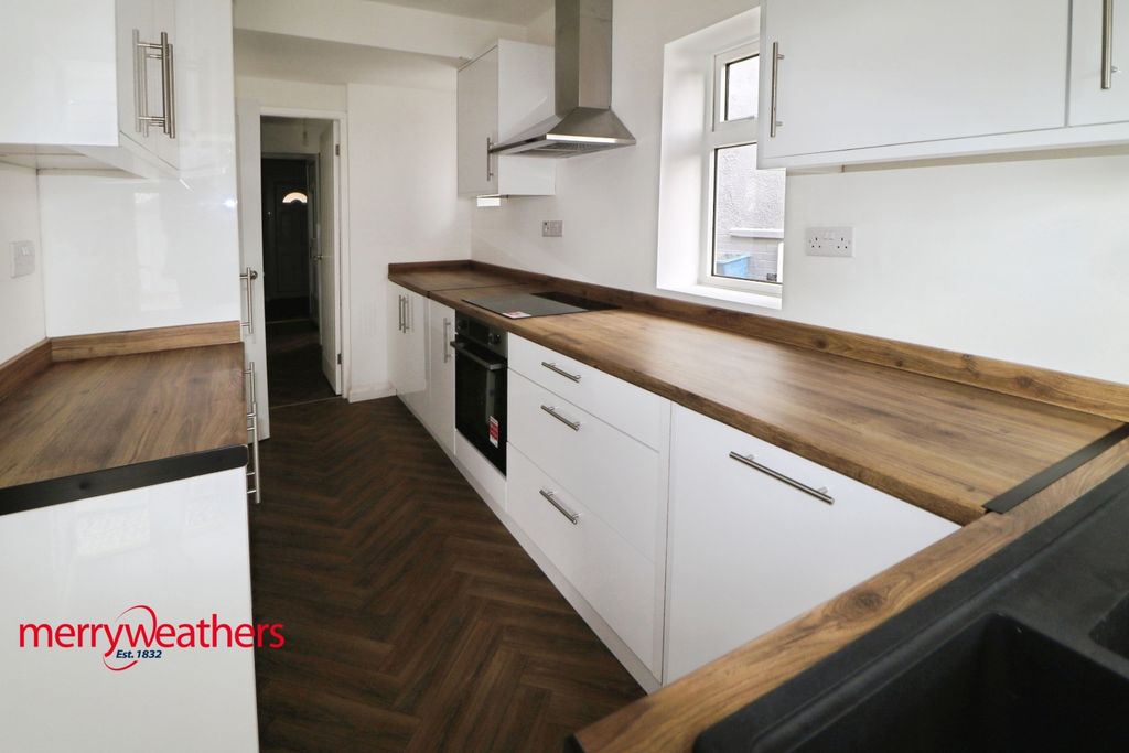 Property photo 3 of 14 Kitchen