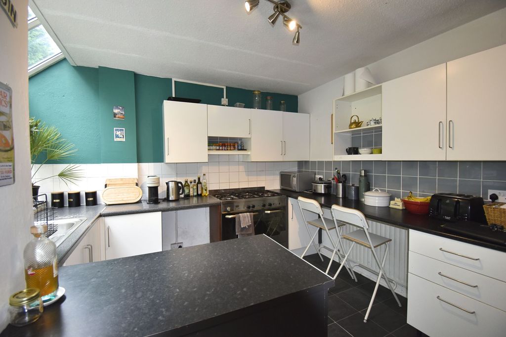 Property photo 3 of 10 Fitted Kitchen