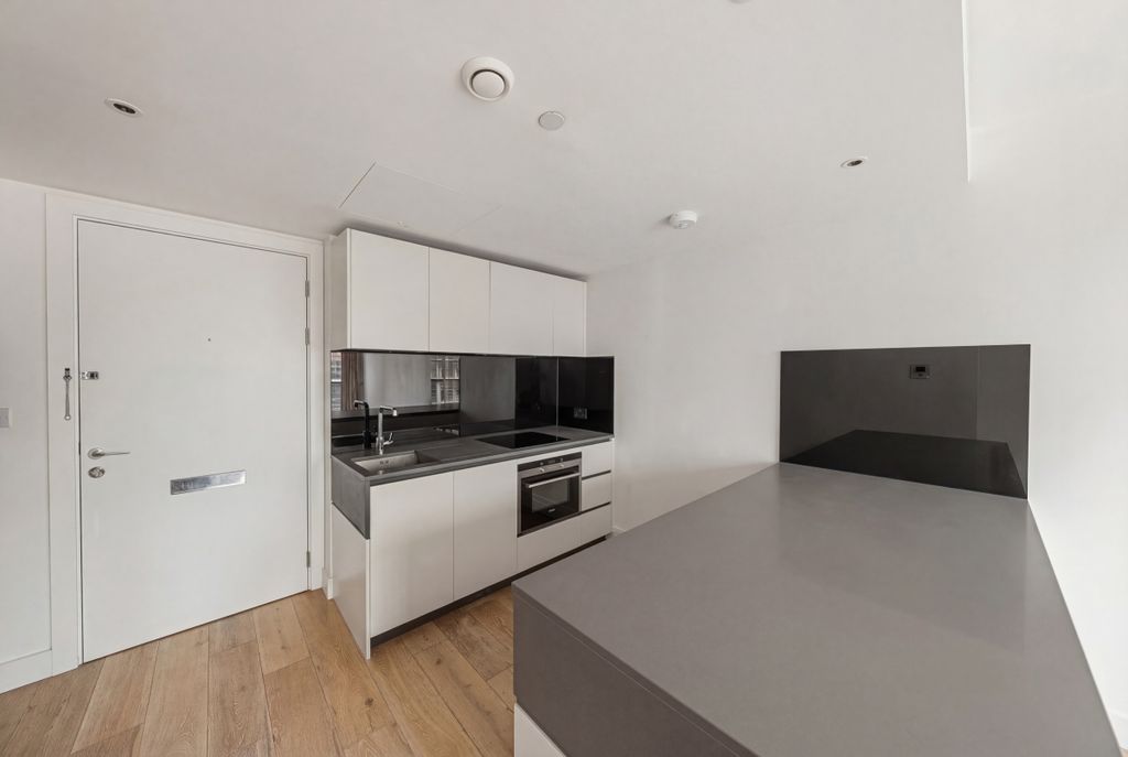 Property photo 3 of 13 Riverlight Quay-7