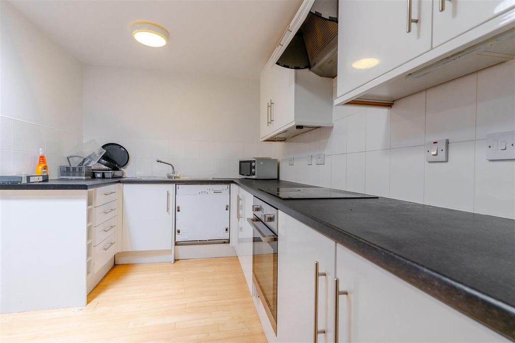 Property photo 1 of 13 Approach