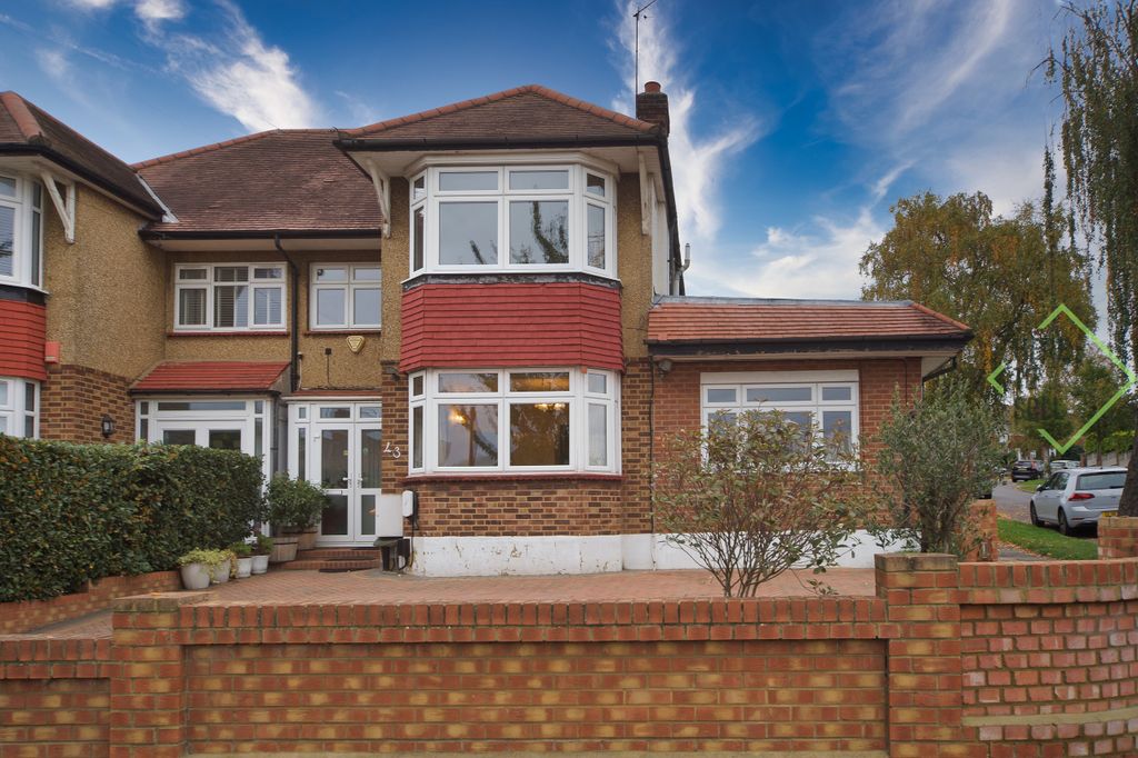 Property photo 1 of 17 Morton Way N14