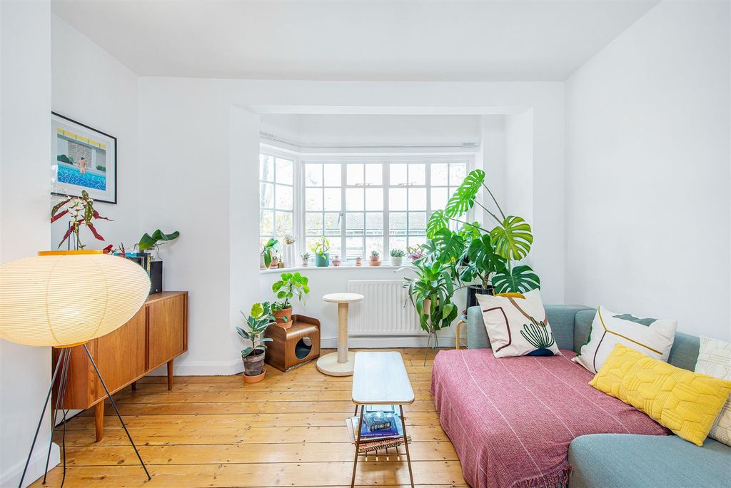 Property photo 3 of 18 31875_Davies_And_Davies_8_Tollington_Court_12_Lo.J
