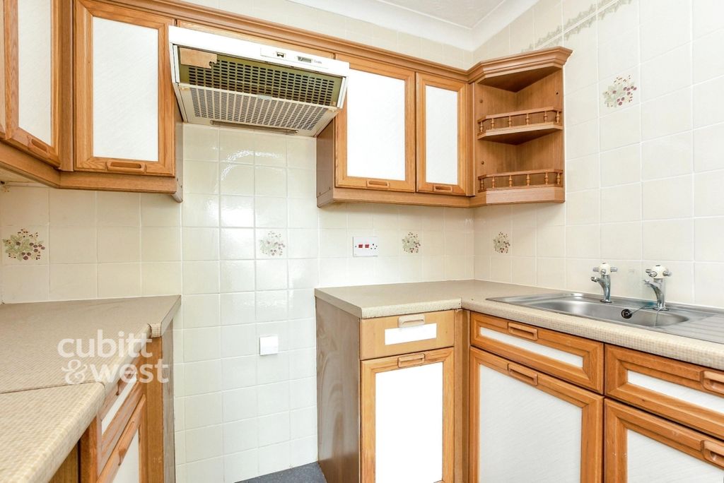 Property photo 3 of 10 Kitchen