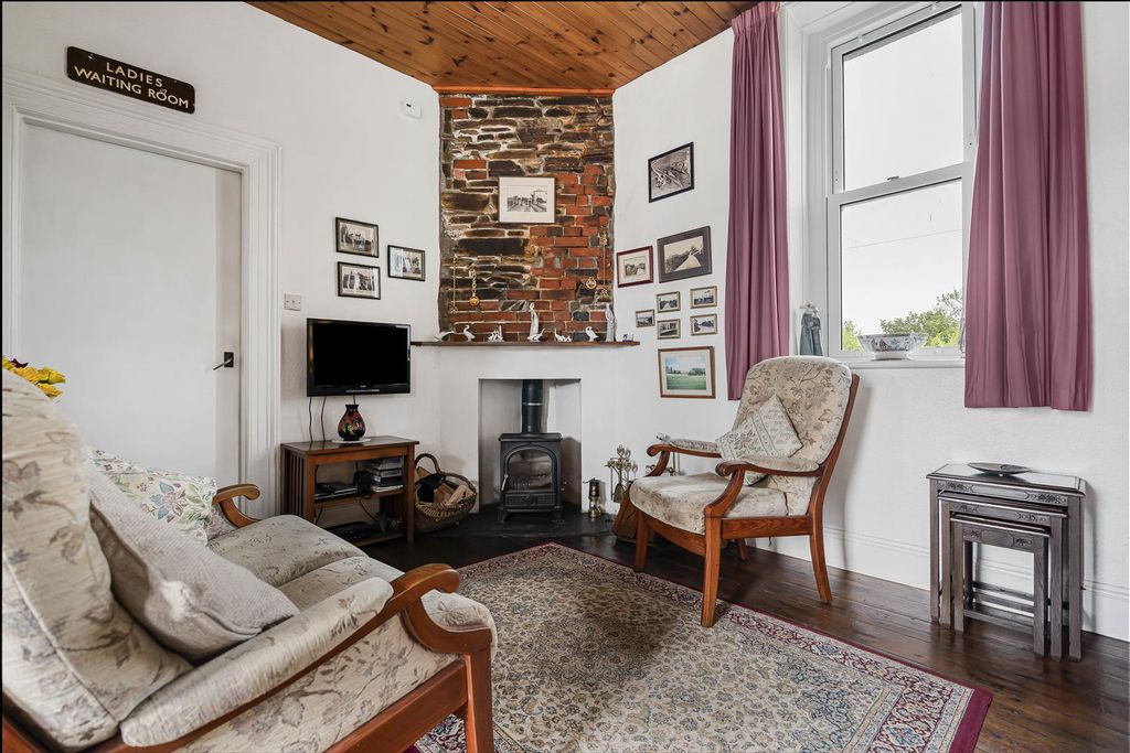 Property photo 3 of 28 Sitting Room