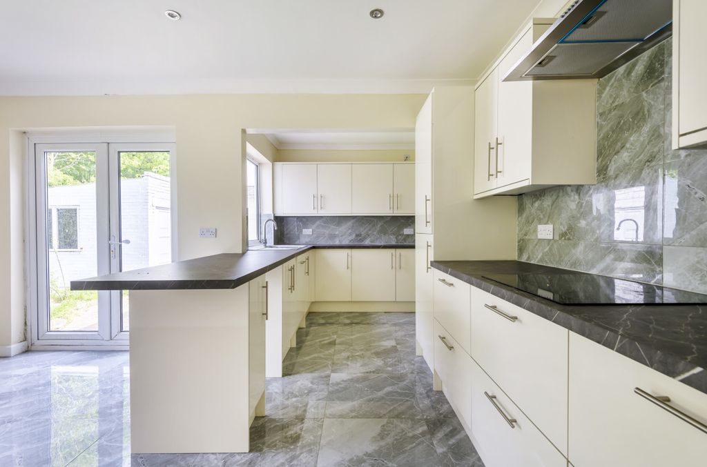 Property photo 2 of 15 845943 (2)