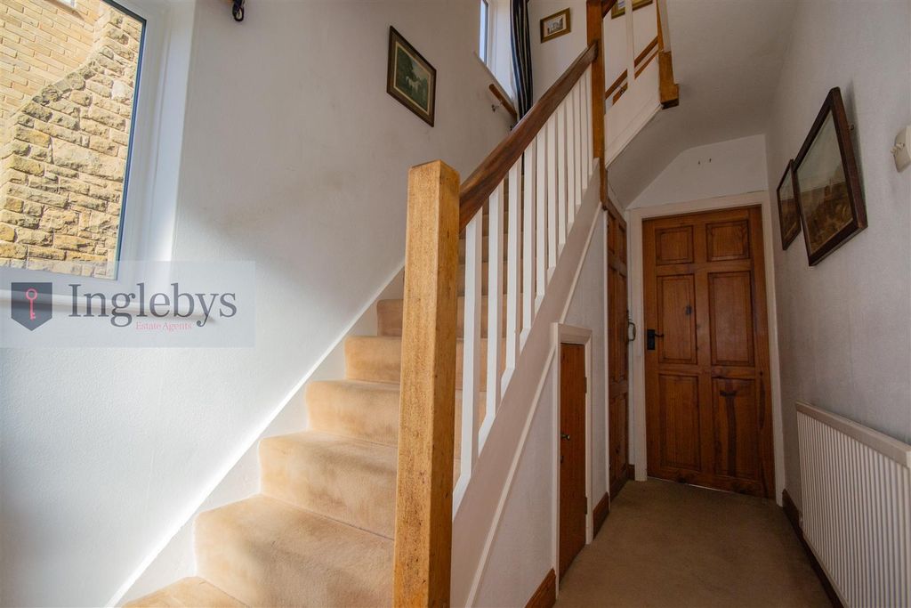 Property photo 2 of 27