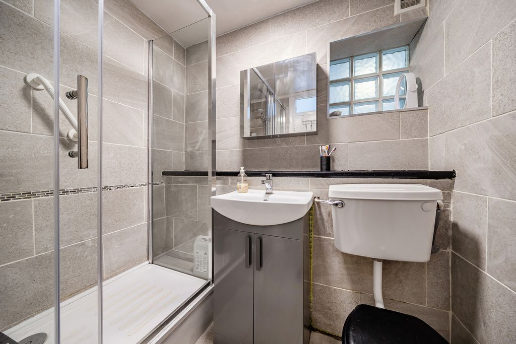 Property photo 3 of 21 Bathroom
