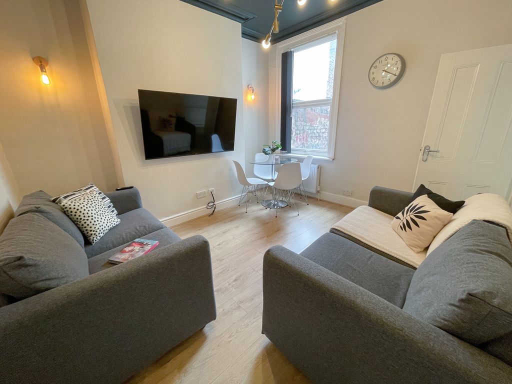 Property photo 3 of 4 23 Halsbury5