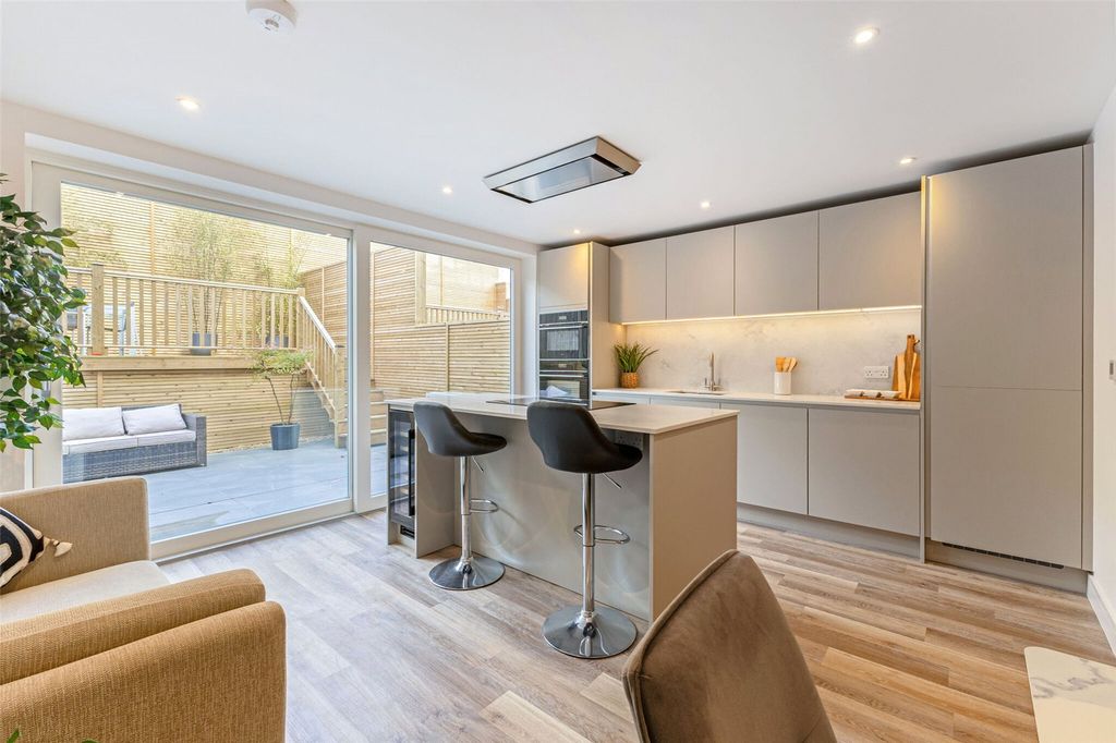 Property photo 3 of 11 Show Home