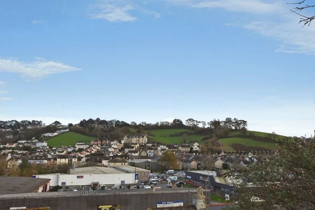 Property photo 3 of 16 Picture 3