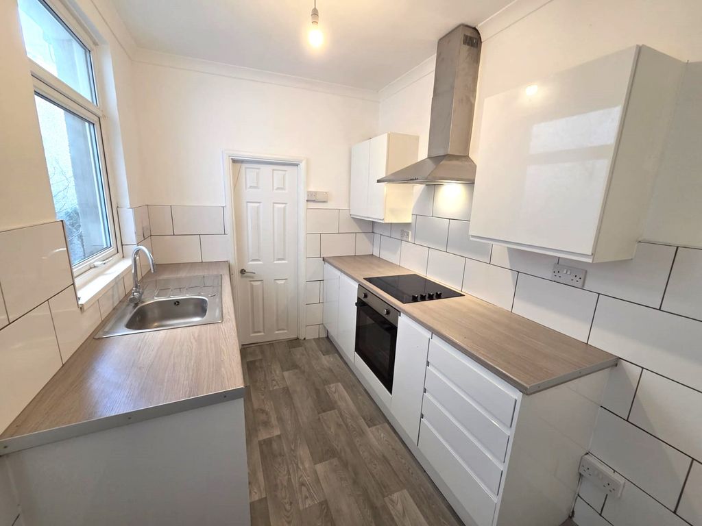 Property photo 2 of 10 Kitchen