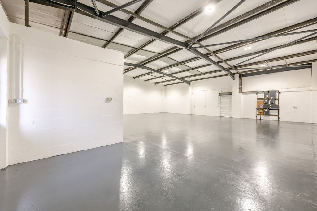 Property photo 3 of 20 8682648-Interior17-800