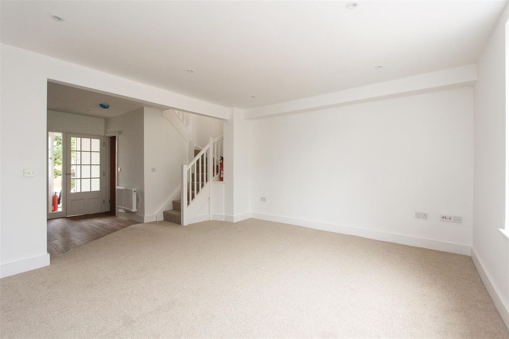 Property photo 2 of 7 High Street, Whitstable
