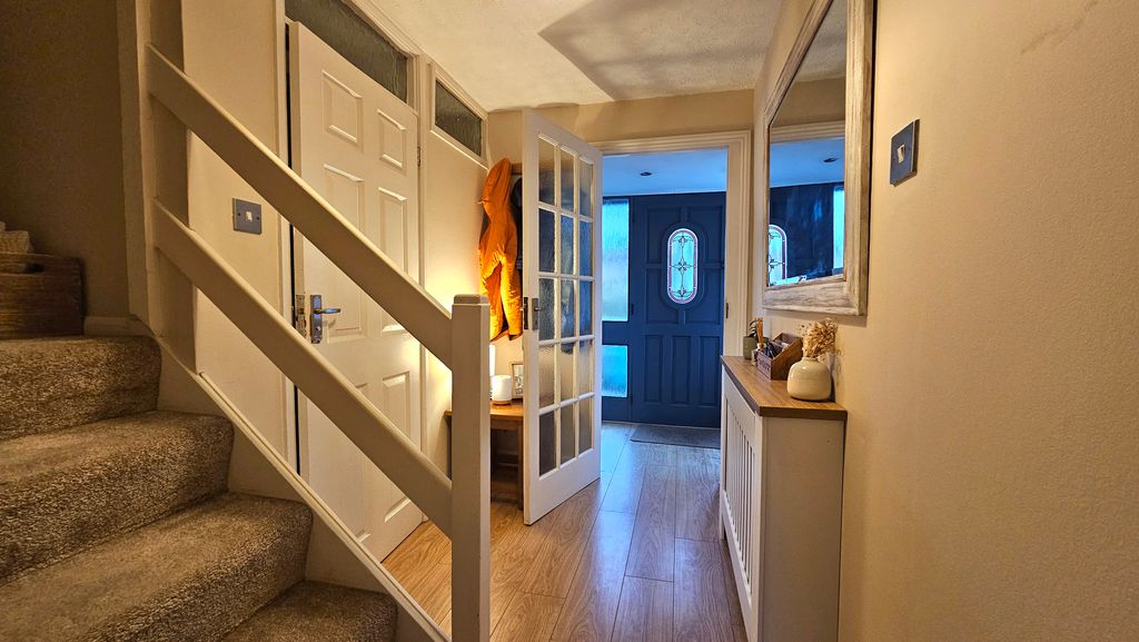 Property photo 2 of 11 Entrance Hall