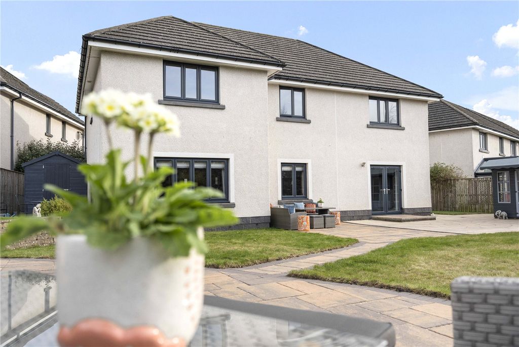 Property photo 2 of 39 6 Burnbrae Avenue 2