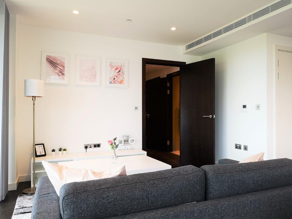 Property photo 2 of 18 Lounge