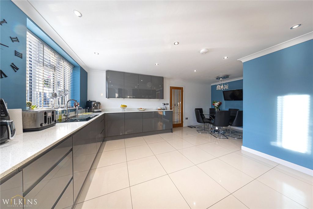 Property photo 3 of 49 Picture No. 32