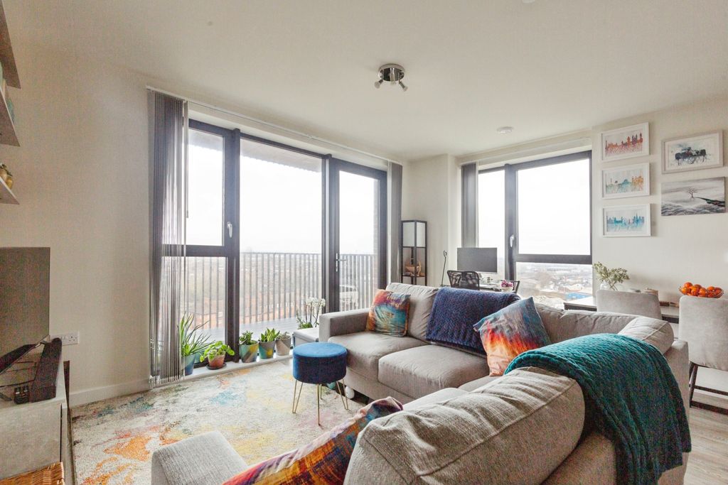 Property photo 1 of 20 Living Room