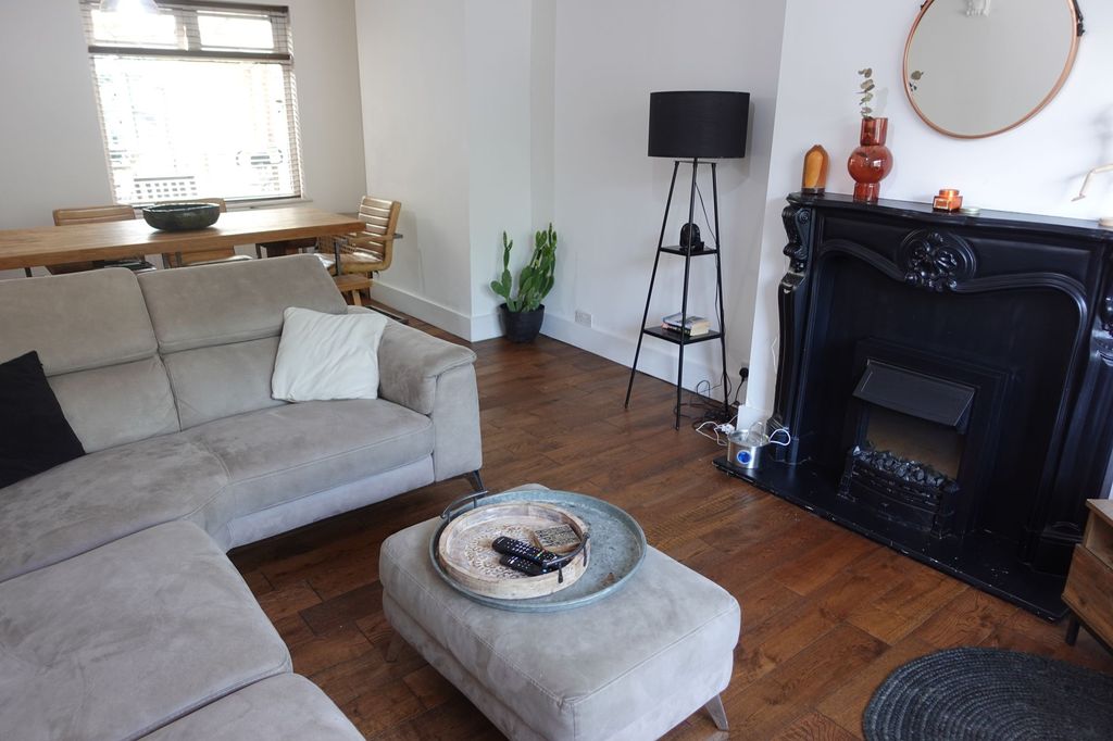 Property photo 3 of 11 Lounge
