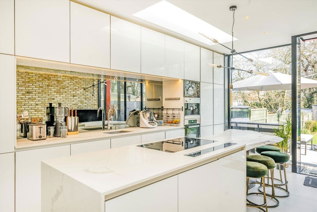 Property photo 3 of 8