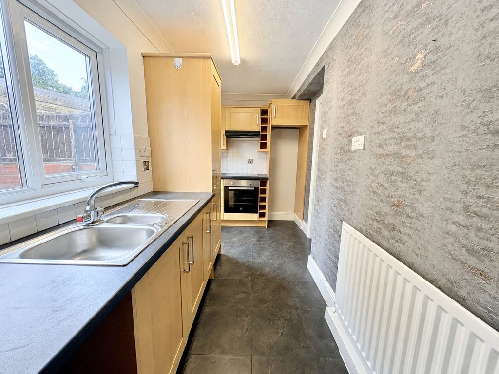 Property photo 3 of 10 Kitchen