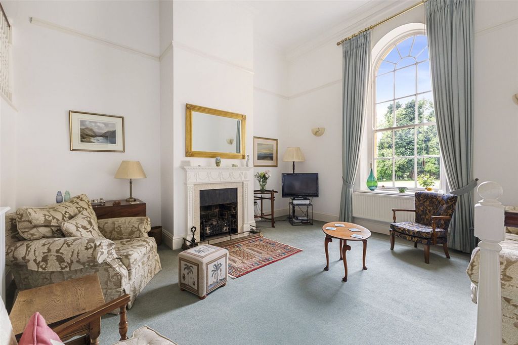 Property photo 2 of 18 Sitting Room