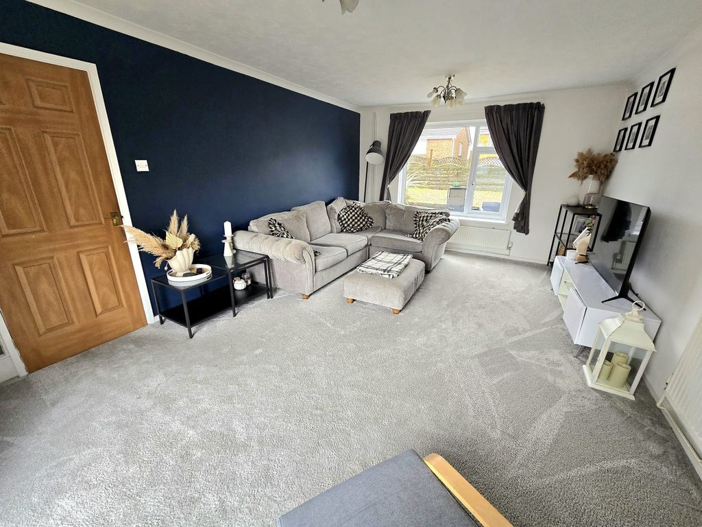 Property photo 3 of 29 Lounge