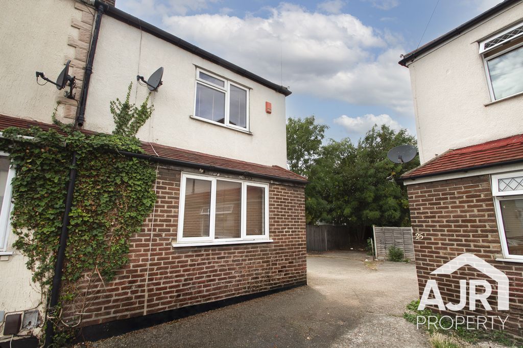 Property photo 1 of 16 Three Bedroom House For Sale In Dartford