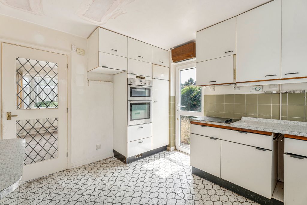 Property photo 3 of 25 Kitchen